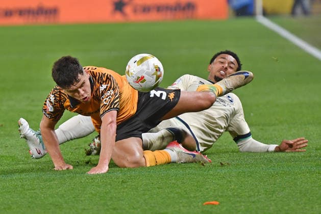 Hull City v Millwall, EFL Sky Bet Championship, Play Off First Leg Hull City defender Ryan Giles (3) and Millwall FC forward Femi Azeez (11) during the EFL Sky Bet Championship play off first leg match between Hull City and Millwall at the MKM Stadium, Kingston upon Hull, UK on 8 May 2026. Kingston upon Hull MKM Stadium East Riding of Yorkshire UK Editorial use only DataCo restrictions apply See www.football-dataco.com , Copyright: xIanxLyallx PSI-24218-0121