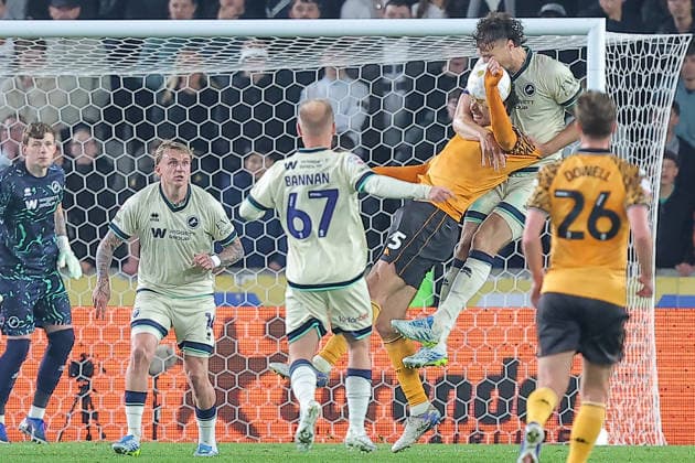Sport Bilder des Tages #2 Hull City v Millwall Sky Bet Championship Matt Crooks of Hull City is pulled back in the penalty area during the Sky Bet Championship Play-Off Semi-Final First Leg match at the MKM Stadium, Hull 08 05 2026 UK Newspapers OUT Copyright: xDavidxGreavesx FIL-23400-0048