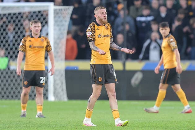 Hull City v Millwall Sky Bet Championship Oli McBurnie of Hull City gestures to Referee Gavin Ward during the Sky Bet Championship Play-Off Semi-Final First Leg match at the MKM Stadium, Hull 08 05 2026 UK Newspapers OUT Copyright: xDavidxGreavesx FIL-23400-0067