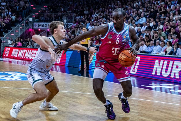 Tylan Birts (Telekom Baskets Bonn, 05) vs Steven Ashworth VET-CONCEPT Gladiators Trier, 01) Telekom Baskets Bonn vs. VET-CONCEPT Gladiators Trier, Basketball, easy Credit BBL, 33. Spieltag, 2025 2026, 08.05.2026 Telekom Baskets Bonn vs. VET-CONCEPT Gladiators Trier, Basketball, easy Credit BBL, 33. Spieltag, 2025 2026, 08.05.2026 Bonn Copyright: xEibner-Pressefoto GerhardxWingenderx EP_GWR