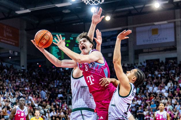 Kenan Reinhart (Telekom Baskets Bonn, 08) wird von Evans Rapieque (VET-CONCEPT Gladiators Trier, 21) gefoult Telekom Baskets Bonn vs. VET-CONCEPT Gladiators Trier, Basketball, easy Credit BBL, 33. Spieltag, 2025 2026, 08.05.2026 Telekom Baskets Bonn vs. VET-CONCEPT Gladiators Trier, Basketball, easy Credit BBL, 33. Spieltag, 2025 2026, 08.05.2026 Bonn *** Kenan Reinhart Telekom Baskets Bonn, 08 is fouled by Evans Rapieque VET CONCEPT Gladiators Trier, 21 Telekom Baskets Bonn vs VET CONCEPT Gladiators Trier, Basketball, easy Credit BBL, 33 Matchday, 2025 2026, 08 05 2026 Telekom Baskets Bonn vs VET CONCEPT Gladiators Trier, Basketball, easy Credit BBL, 33 Matchday, 2025 2026, 08 05 2026 Bonn Copyright: xEibner-Pressefoto GerhardxWingenderx EP_GWR