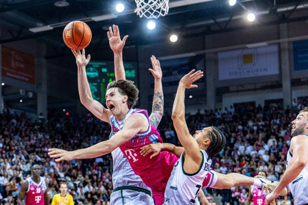 Kenan Reinhart (Telekom Baskets Bonn, 08) wird von Evans Rapieque (VET-CONCEPT Gladiators Trier, 21) gefoult Telekom Baskets Bonn vs. VET-CONCEPT Gladiators Trier, Basketball, easy Credit BBL, 33. Spieltag, 2025 2026, 08.05.2026 Telekom Baskets Bonn vs. VET-CONCEPT Gladiators Trier, Basketball, easy Credit BBL, 33. Spieltag, 2025 2026, 08.05.2026 Bonn Copyright: xEibner-Pressefoto GerhardxWingenderx EP_GWR