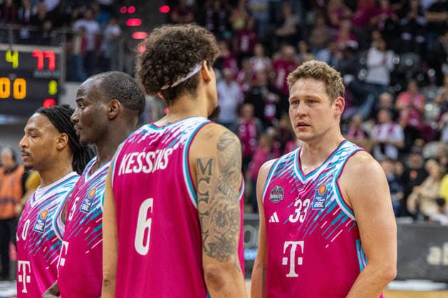 Patrick Heckmann (Telekom Baskets Bonn, 33), Michael Kessens (Telekom Baskets Bonn, 06) nach dem Sieg gegen Trier Telekom Baskets Bonn vs. VET-CONCEPT Gladiators Trier, Basketball, easy Credit BBL, 33. Spieltag, 2025 2026, 08.05.2026 Telekom Baskets Bonn vs. VET-CONCEPT Gladiators Trier, Basketball, easy Credit BBL, 33. Spieltag, 2025 2026, 08.05.2026 Bonn Copyright: xEibner-Pressefoto GerhardxWingenderx EP_GWR