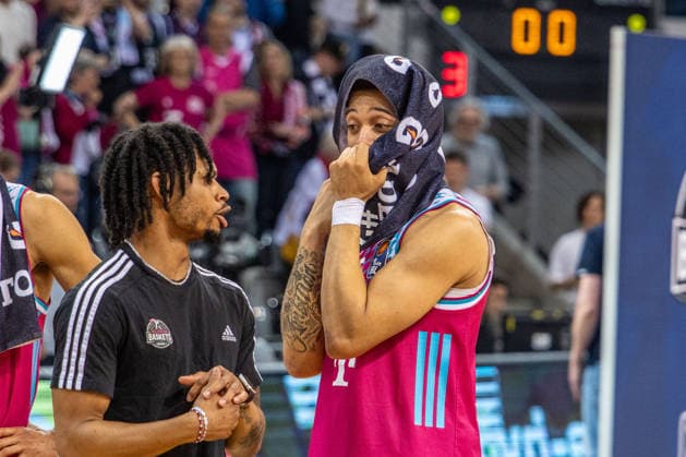 Zach Cooks (Telekom Baskets Bonn, 03) und Alijah Comithier (Telekom Baskets Bonn, 02) nach dem Sieg gegen die VET-CONCEPT Gladiators Trier Telekom Baskets Bonn vs. VET-CONCEPT Gladiators Trier, Basketball, easy Credit BBL, 33. Spieltag, 2025 2026, 08.05.2026 Telekom Baskets Bonn vs. VET-CONCEPT Gladiators Trier, Basketball, easy Credit BBL, 33. Spieltag, 2025 2026, 08.05.2026 Bonn Copyright: xEibner-Pressefoto GerhardxWingenderx EP_GWR