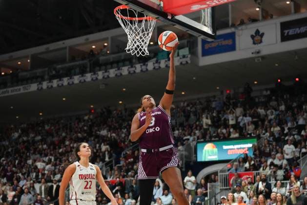 May 8, 2026, Toronto, On, CAN: Toronto Tempo s Nyara Sabally (8) scores as Washington Mystics Sonia Citron (22) looks on during first half WNBA, Basketball Damen, USA basketball action in Toronto on Friday, May 8, 2026. Canada News - May 8, 2026  - ZUMAc35_ 20260508_zaf_c35_293 Copyright: xChrisxYoungx
