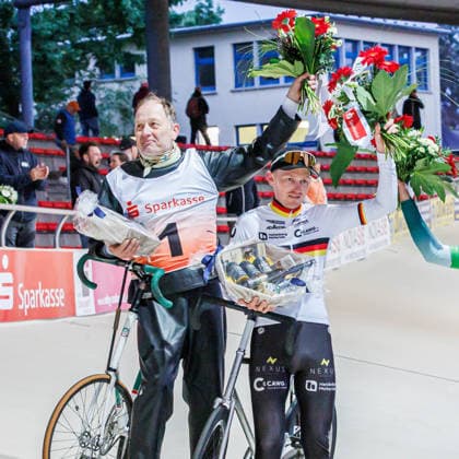 Siegerehrung; Robin Rautzenberg (Chemnitz) hinter Sven Lohse (Chemnitz, Schrittmacher); Drittplatzierte, Bronzemedaille, 08.05.2026, Erfurt (Deutschland), Bahnradsport, Steherrennen, Sparkasse Steher Grand Prix 2026