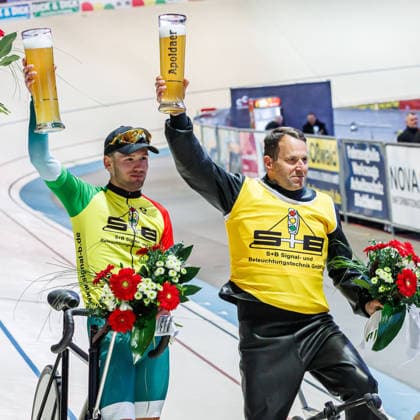 Siegerehrung; Luca Harter (Cloppenburg) hinter Andre Dippel (Bielefeld, Schrittmacher); Sieger, Erstplatzierte, Goldmedaille, 08.05.2026, Erfurt (Deutschland), Bahnradsport, Steherrennen, Sparkasse Steher Grand Prix 2026