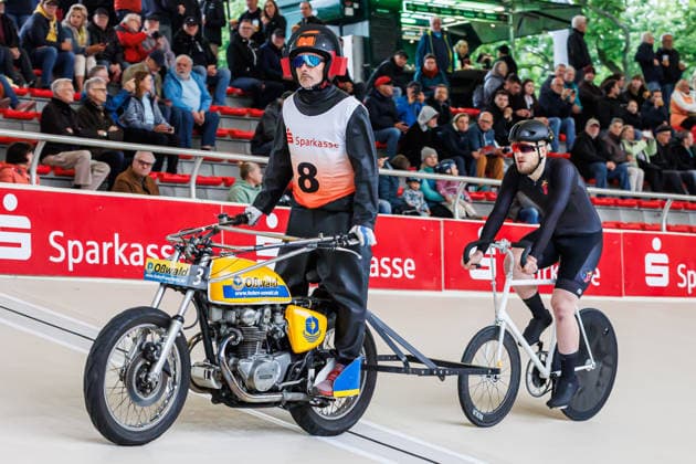 Karl Omann (Forst) hinter Patrick Wolfrum (Peitz, Schrittmacher), 08.05.2026, Erfurt (Deutschland), Bahnradsport, Steherrennen, Sparkasse Steher Grand Prix 2026