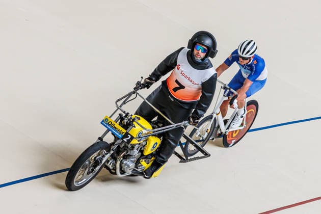 Ville Möbus (Forst) hinter Mathias Allwardt-Fürstenberg (Bad Doberan, Schrittmacher), 08.05.2026, Erfurt (Deutschland), Bahnradsport, Steherrennen, Sparkasse Steher Grand Prix 2026