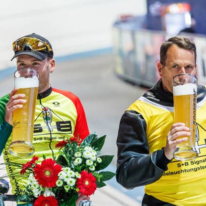 Siegerehrung; Luca Harter (Cloppenburg) hinter Andre Dippel (Bielefeld, Schrittmacher); Sieger, Erstplatzierte, Goldmedaille, 08.05.2026, Erfurt (Deutschland), Bahnradsport, Steherrennen, Sparkasse Steher Grand Prix 2026