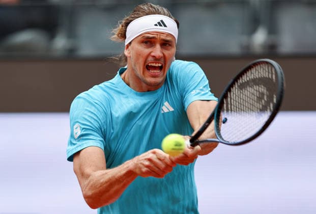 Sport Bilder des Tages #2 (260509) -- ROME, May 9, 2026 -- Alexander Zverev hits a return during the men s singles second round match between Alexander Zverev of Germany and Daniel Altmaier of Germany at the ATP, Tennis Herren Italian Open in Rome, Italy, May 8, 2026. ) (SP)ITALY-ROME-TENNIS-ATP-ITALIAN OPEN-MEN S SINGLES WangxKaiyan 