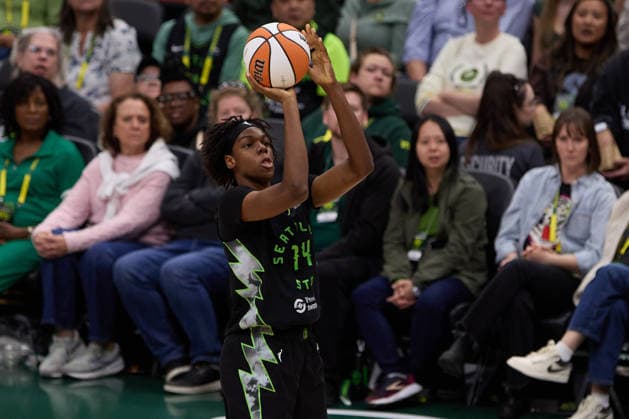 May 8, 2026, Seattle, Washington, USA: Seattle center DOMINIQUE MALONGA (14) attempts a field goal in the WNBA, Basketball Damen, USA match between the Seattle Storm and Golden State Valkyries at Climate Pledge Arena on May 8, 2026 in Seattle, Washington. Seattle USA - ZUMAd218 20260508_zsp_d218_014 Copyright: xRichardxDizonx