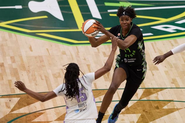 May 8, 2026, Seattle, Washington, USA: Seattle center DOMINIQUE MALONGA (14) drives to the rim while guarded by Golden State guard TIFFANY HAYES (15) in the WNBA, Basketball Damen, USA match between the Seattle Storm and Golden State Valkyries at Climate Pledge Arena on May 8, 2026 in Seattle, Washington. WNBA 2026: Golden State 91:80 Seattle  - ZUMAd218 20260508_zsp_d218_005 Copyright: xRichardxDizonx