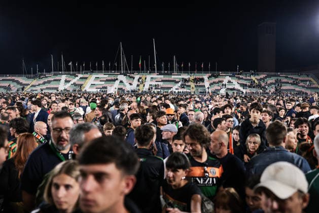Venezia FC v Palermo FC - Serie B Venezia FC supporters enter the pitch at the end of the Serie B football match between Venezia FC and Palermo FC in Venice, Italy, on May 8, 2026, at Pier Luigi Penzo Stadium. Venezia Italy  Copyright: xEmanuelexComincinix originalFilename:comincini-veneziaf260508_np1p8.jpg