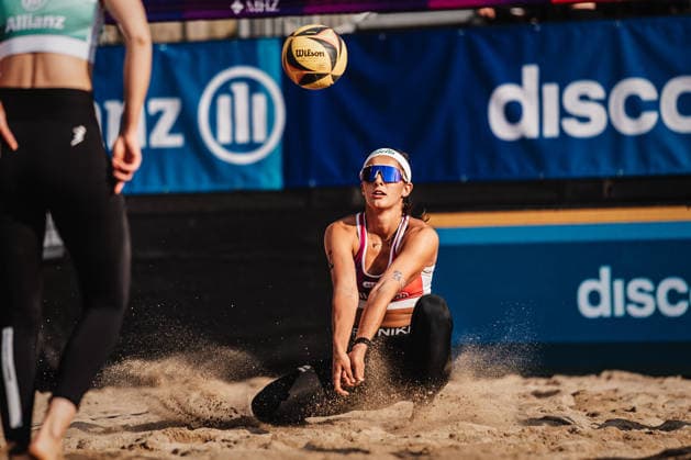 Beachvolleyball Frauen Allianz German Beach Tour 2026 Tourstop Düsseldorf 08.05.2026 Sophia Neuß nimmt den Ball an Düsseldorf Robert-Lehr-Ufer Nordrhein-Westfalen Deutschland