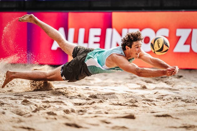 Beachvolleyball Männer Allianz German Beach Tour 2026 Tourstop Düsseldorf 08.05.2026 Hennes Nissen springt zum Ball Düsseldorf Robert-Lehr-Ufer Nordrhein-Westfalen Deutschland