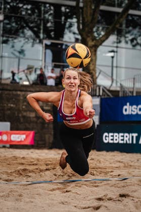 Beachvolleyball Frauen Allianz German Beach Tour 2026 Tourstop Düsseldorf 08.05.2026 Tabea Schwarz springt zum Ball Düsseldorf Robert-Lehr-Ufer Nordrhein-Westfalen Deutschland