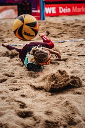 Beachvolleyball Frauen Allianz German Beach Tour 2026 Tourstop Düsseldorf 08.05.2026 Nele Barber verpasst den Ball Düsseldorf Robert-Lehr-Ufer Nordrhein-Westfalen Deutschland
