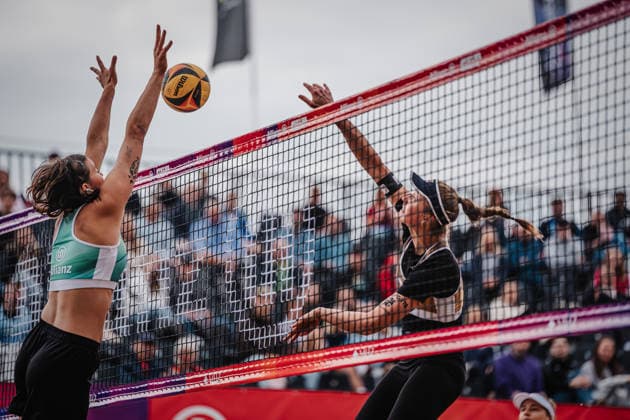 Beachvolleyball Frauen Allianz German Beach Tour 2026 Tourstop Düsseldorf 08.05.2026 v.l. Janne Uhl gegen den Angriff von Svenja Müller Düsseldorf Robert-Lehr-Ufer Nordrhein-Westfalen Deutschland