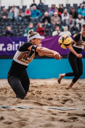Beachvolleyball Frauen Allianz German Beach Tour 2026 Tourstop Düsseldorf 08.05.2026 Cinja Tillmann nimmt den Ball an Düsseldorf Robert-Lehr-Ufer Nordrhein-Westfalen Deutschland