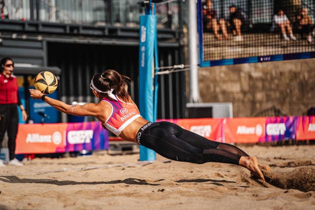 Beachvolleyball Frauen Allianz German Beach Tour 2026 Tourstop Düsseldorf 08.05.2026 Sophia Neuß springt zum Ball Düsseldorf Robert-Lehr-Ufer Nordrhein-Westfalen Deutschland