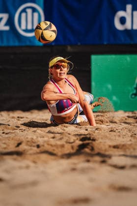 Beachvolleyball Frauen Allianz German Beach Tour 2026 Tourstop Düsseldorf 08.05.2026 Chenoa Christ springt zum Ball Düsseldorf Robert-Lehr-Ufer Nordrhein-Westfalen Deutschland