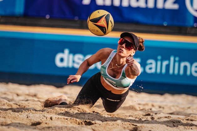 Beachvolleyball Frauen Allianz German Beach Tour 2026 Tourstop Düsseldorf 08.05.2026 Lisa-Sophie Kotzan springt zum Ball Düsseldorf Robert-Lehr-Ufer Nordrhein-Westfalen Deutschland
