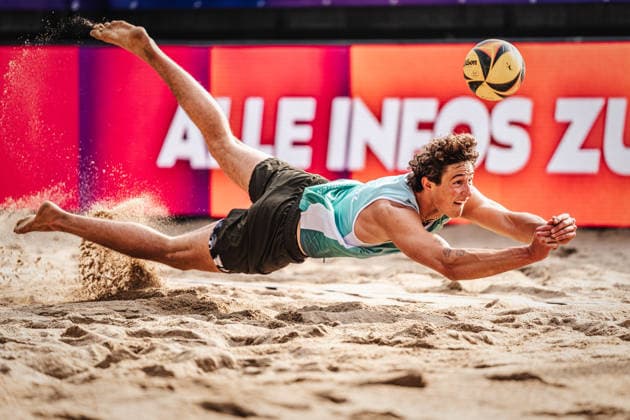 Beachvolleyball Männer Allianz German Beach Tour 2026 Tourstop Düsseldorf 08.05.2026 Hennes Nissen springt zum Ball Düsseldorf Robert-Lehr-Ufer Nordrhein-Westfalen Deutschland