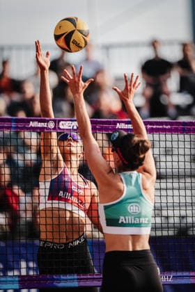 Beachvolleyball Frauen Allianz German Beach Tour 2026 Tourstop Düsseldorf 08.05.2026 v.l. Sophia Neuß gegen Lisa-Sophie Kotzan Düsseldorf Robert-Lehr-Ufer Nordrhein-Westfalen Deutschland
