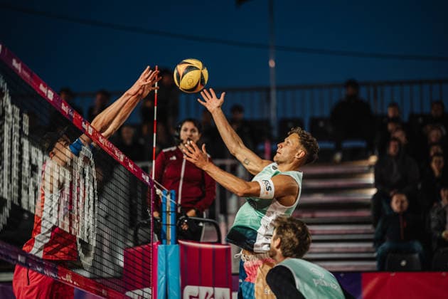 Beachvolleyball Männer Allianz German Beach Tour 2026 Tourstop Düsseldorf 08.05.2026 Eric Stadie-Seeber beim Angriff Düsseldorf Robert-Lehr-Ufer Nordrhein-Westfalen Deutschland