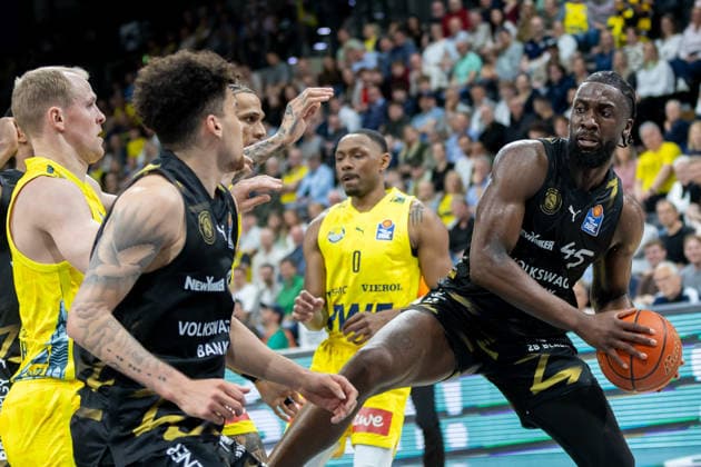 Oldenburg, Niedersachsen, DEU, 08.05.2026, Oluwasimisola Shittu (rechts, Basketball Löwen Braunschweig). EWE Baskets Oldenburg vs. Basketball Löwen Braunschweig. Basketball. 1. Basketball-Bundesliga Saison 2025 2026, 33. Spieltag, Grosse EWE Arena. EWE Baskets Oldenburg vs. Basketball Löwen Braunschweig