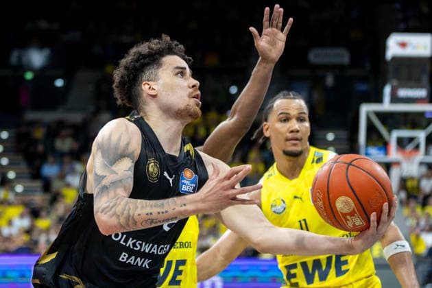 Oldenburg, Niedersachsen, DEU, 08.05.2026, Joshua Obiesie (links, Basketball Löwen Braunschweig) und Nicholas Tischler (rechts, EWE Baskets Oldenburg). EWE Baskets Oldenburg vs. Basketball Löwen Braunschweig. Basketball. 1. Basketball-Bundesliga Saison 2025 2026, 33. Spieltag, Grosse EWE Arena. EWE Baskets Oldenburg vs. Basketball Löwen Braunschweig