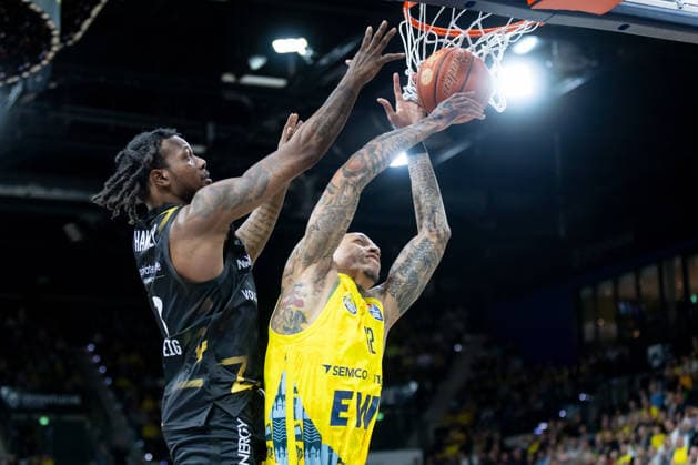 Oldenburg, Niedersachsen, DEU, 08.05.2026, Michale Kyser (rechts, EWE Baskets Oldenburg) und Josh Hawley (links, Basketball Löwen Braunschweig). EWE Baskets Oldenburg vs. Basketball Löwen Braunschweig. Basketball. 1. Basketball-Bundesliga Saison 2025 2026, 33. Spieltag, Grosse EWE Arena. EWE Baskets Oldenburg vs. Basketball Löwen Braunschweig
