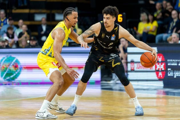 Oldenburg, Niedersachsen, DEU, 08.05.2026, Luca Joe Ewelt (rechts, Basketball Löwen Braunschweig) und Nicholas Tischler (EWE Baskets Oldenburg). EWE Baskets Oldenburg vs. Basketball Löwen Braunschweig. Basketball. 1. Basketball-Bundesliga Saison 2025 2026, 33. Spieltag, Grosse EWE Arena. EWE Baskets Oldenburg vs. Basketball Löwen Braunschweig