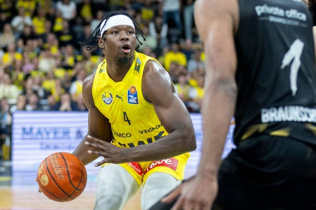 Oldenburg, Niedersachsen, DEU, 08.05.2026, Brian Fobbs (links, EWE Baskets Oldenburg) EWE Baskets Oldenburg vs. Basketball Löwen Braunschweig. Basketball. 1. Basketball-Bundesliga Saison 2025 2026, 33. Spieltag, Grosse EWE Arena. EWE Baskets Oldenburg vs. Basketball Löwen Braunschweig