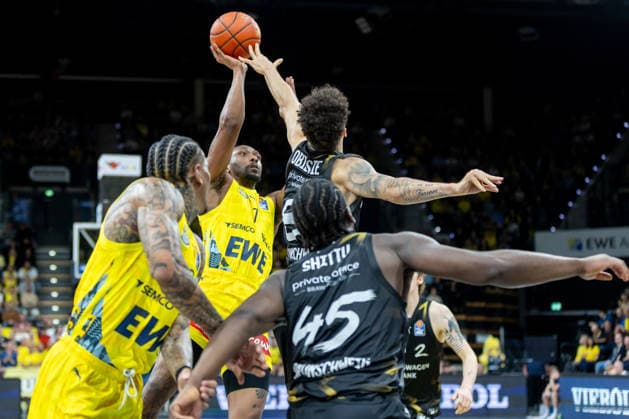 Oldenburg, Niedersachsen, DEU, 08.05.2026, Dakarai Tucker (EWE Baskets Oldenburg) und Joshua Obiesie (rechts, Basketball Löwen Braunschweig). EWE Baskets Oldenburg vs. Basketball Löwen Braunschweig. Basketball. 1. Basketball-Bundesliga Saison 2025 2026, 33. Spieltag, Grosse EWE Arena. EWE Baskets Oldenburg vs. Basketball Löwen Braunschweig