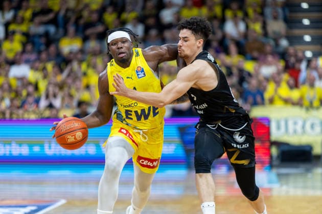 Oldenburg, Niedersachsen, DEU, 08.05.2026, Brian Fobbs (links, EWE Baskets Oldenburg) und Joshua Obiesie (rechts, Basketball Löwen Braunschweig). EWE Baskets Oldenburg vs. Basketball Löwen Braunschweig. Basketball. 1. Basketball-Bundesliga Saison 2025 2026, 33. Spieltag, Grosse EWE Arena. EWE Baskets Oldenburg vs. Basketball Löwen Braunschweig