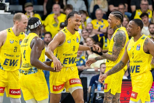 Oldenburg, Niedersachsen, DEU, 08.05.2026, Nicholas Tischler (Mitte, EWE Baskets Oldenburg) mit den Teamkollegen (von links): Seth Hinrichs (EWE Baskets Oldenburg), Brian Fobbs (EWE Baskets Oldenburg), Michale Kyser (EWE Baskets Oldenburg) und Kyle Lofton (EWE Baskets Oldenburg). EWE Baskets Oldenburg vs. Basketball Löwen Braunschweig. Basketball. 1. Basketball-Bundesliga Saison 2025 2026, 33. Spieltag, Grosse EWE Arena. EWE Baskets Oldenburg vs. Basketball Löwen Braunschweig