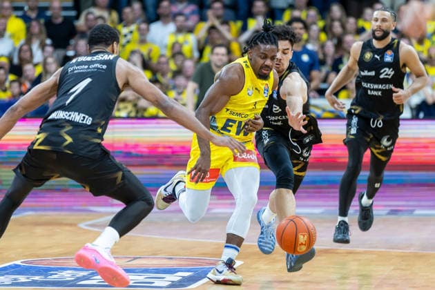 Oldenburg, Niedersachsen, DEU, 08.05.2026, Christopher Clemons (Mitte, EWE Baskets Oldenburg), David NGuessan (links, Basketball Löwen Braunschweig) und Joshua Obiesie (rechts, Basketball Löwen Braunschweig). EWE Baskets Oldenburg vs. Basketball Löwen Braunschweig. Basketball. 1. Basketball-Bundesliga Saison 2025 2026, 33. Spieltag, Grosse EWE Arena. EWE Baskets Oldenburg vs. Basketball Löwen Braunschweig
