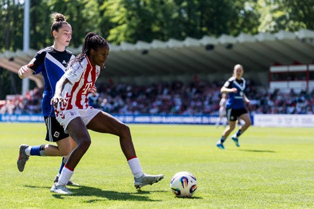 Google Pixel Frauen-Bundesliga, 1. FC Köln - Hamburger SV; 09.05.2026 Zweikampf Michaela Croatto (Hamburger SV, 13), Lydia Andrade (1. FC Köln, 17) Google Pixel Frauen-Bundesliga, 1. FC Köln - Hamburger SV, Köln, Franz-Kremer-Stadion am 09.05.2026 DFB REGULATIONS PROHIBIT ANY USE OF PHOTOGRAPHS AS IMAGE SEQUENCES AND OR QUASI-VIDEO. Copyright: xBEAUTIFULxSPORTS Wunderlx