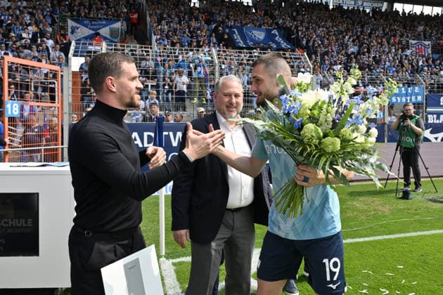 Matus Bero (VfL Bochum) wurde offiziell verabschiedet, v.li., Simon Zoller (Leiter Lizenzbereich VfL Bochum), Ilja Kaenzig (Geschäftsführer VfL Bochum) 09.05.2026, Fussball 2. Bundesliga, Saison 2025 2026, 33. Spieltag, VfL Bochum - Hannover 96 DFL regulations prohibit any use of photographs as image sequences and or quasi-video Bochum Vonovia Ruhrstadion Nordrhein Westfalen Deutschland