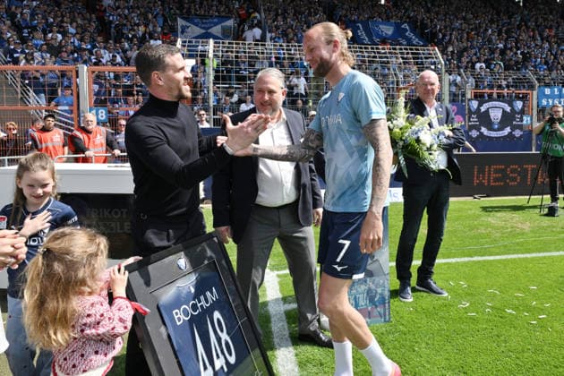 Kevin Vogt (VfL Bochum) wurde offiziell verabschiedet, linkd Simon Zoller (Leiter Lizenzbereich VfL Bochum), Ilja Kaenzig (Geschäftsführer VfL Bochum), mitte 09.05.2026, Fussball 2. Bundesliga, Saison 2025 2026, 33. Spieltag, VfL Bochum - Hannover 96 DFL regulations prohibit any use of photographs as image sequences and or quasi-video Bochum Vonovia Ruhrstadion Nordrhein Westfalen Deutschland
