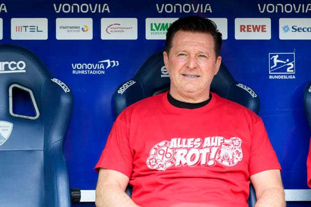 Trainer Christian Titz (Hannover 96) schaut waehrend des spiels der 2. Bundesliga zwischen VfL Bochum und Hannover 96, Vonovia Ruhrstadion am 09. May 2026 in Bochum, Deutschland. (Foto von Max Maiwald DeFodi Images) +++ Trainer Christian Titz (Hannover 96) looks on during the 2. Bundesliga match between VfL Bochum and Hannover 96 at Vonovia Ruhrstadion on May 9, 2026 in Bochum, Germany. (Photo by Max Maiwald DeFodi Images) (Photo by Max Maiwald DeFodi Images) -