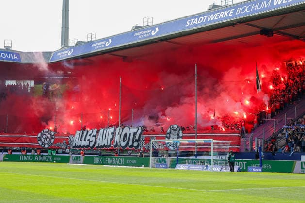 Bochum, Germany, 09.05.26, Fans aus Hannover brennen Pyro Technik ab während des Spiels der 2. Bundesliga zwischen VfL Bochum - Hannover 96 im Vonovia Ruhrstadion in Bochum. (Photo by Joachim Bywaletz) DFB DFL REGULATIONS PROHIBIT ANY USE OF PHOTOGRAPHS AS IMAGE SEQUENCES AND OR QUASI-VIDEO.