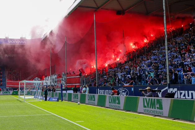 Bochum, Germany, 09.05.26, Fans aus Hannover brennen Pyro Technik ab während des Spiels der 2. Bundesliga zwischen VfL Bochum - Hannover 96 im Vonovia Ruhrstadion in Bochum. (Photo by Joachim Bywaletz) DFB DFL REGULATIONS PROHIBIT ANY USE OF PHOTOGRAPHS AS IMAGE SEQUENCES AND OR QUASI-VIDEO.