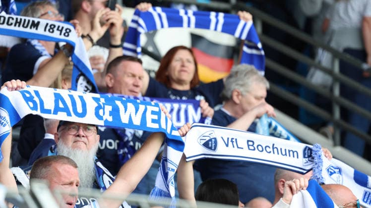 09.05.2026, xrekx, Fussball 2.Bundesliga, VfL Bochum - Hannover 96 v.l. VfL Bochum Fans ,Stimmung, Schals, Ultras, Zuschauer, Besucher, Choreo, Choreografie, atmosphere, scarves, spectators, visitors (DFL DFB REGULATIONS PROHIBIT ANY USE OF PHOTOGRAPHS as IMAGE SEQUENCES and or QUASI-VIDEO) Bochum