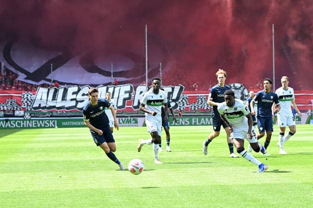 Oliver Olsen (VfL Bochum) und Noel Aseko (Hannover 96) im Zweikampf waehrend des Spiels der 2. Bundesliga zwischen VfL Bochum und Hannover 96, Vonovia Ruhrstadion am 09. May 2026 in Bochum, Deutschland. (Foto von Ralf Treese DeFodi Images) +++ Oliver Olsen (VfL Bochum) und Noel Aseko (Hannover 96) battle for the ball during the 2. Bundesliga match between VfL Bochum and Hannover 96 at Vonovia Ruhrstadion on May 9, 2026 in Bochum, Germany. (Photo by Ralf Treese DeFodi Images) (Photo by Ralf Treese DeFodi Images) -