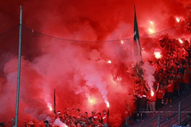 Fußball 2. Bundesliga 33. Spieltag VfL Bochum - Hannover 96 am 09.05.2026 im Vonovia Ruhrstadion in Bochum Fans von Hannover 96 zünden Bengalos Pyro Pyrotechnik Leuchtkörper Rauchbomben im Fanblock DFL regulations prohibit any use of photographs as image sequences and or quasi-video.