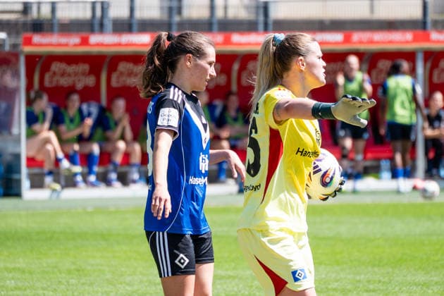 Deutschland: Fussball Google Pixel Frauen-Bundesliga 2025 2026 - 1.FC Köln vs Hamburger SV - 25. Spieltag - Franz-Kremer-Stadion (Köln): Lea Paulick (Hamburger SV,, 25) fängt den Ball an Copyright: xOrhanxHabashx