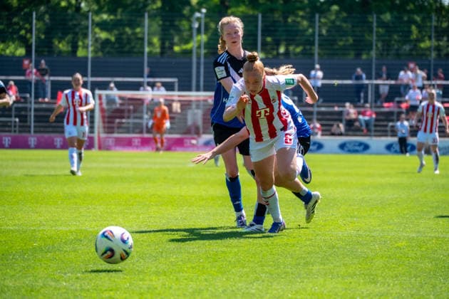 Deutschland: Fussball Google Pixel Frauen-Bundesliga 2025 2026 - 1.FC Köln vs Hamburger SV - 25. Spieltag - Franz-Kremer-Stadion (Köln): Sandra Jessen (1.FC Köln, 6) und Jaqueline Dönges (Hamburger SV,, 21) Zweikampf, Duell, Kampf, Aktion Copyright: xOrhanxHabashx